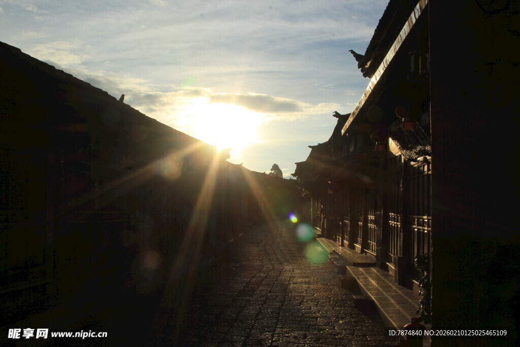 夕阳下的古巷光影