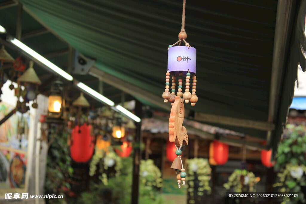 市场中悬挂的精美风铃