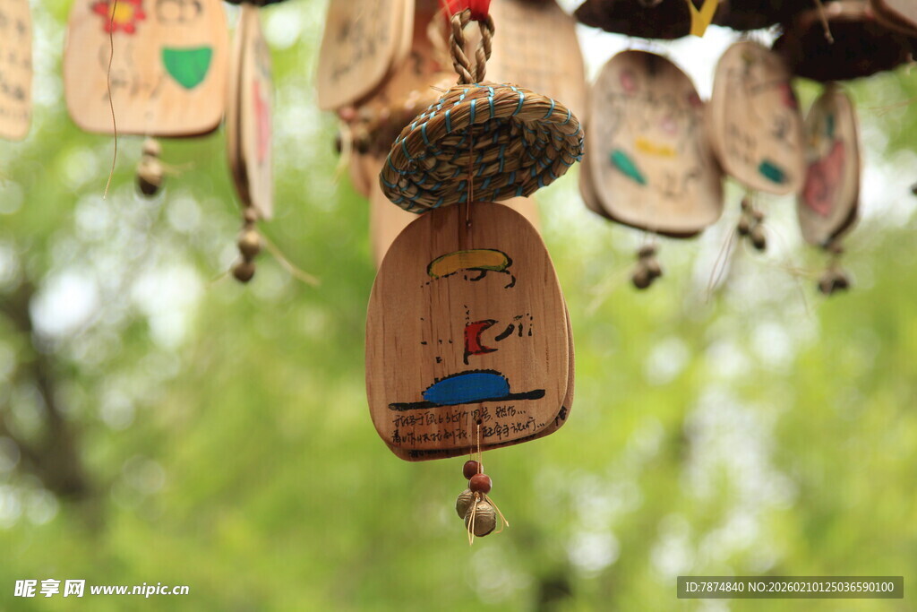 木质祈福牌悬挂于林间