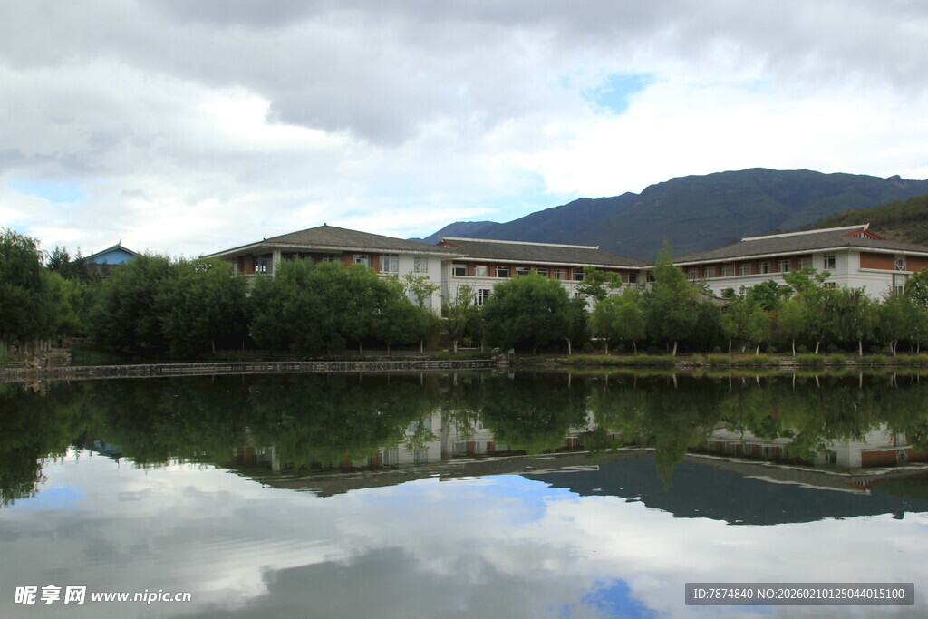 湖畔建筑倒影 山水美景