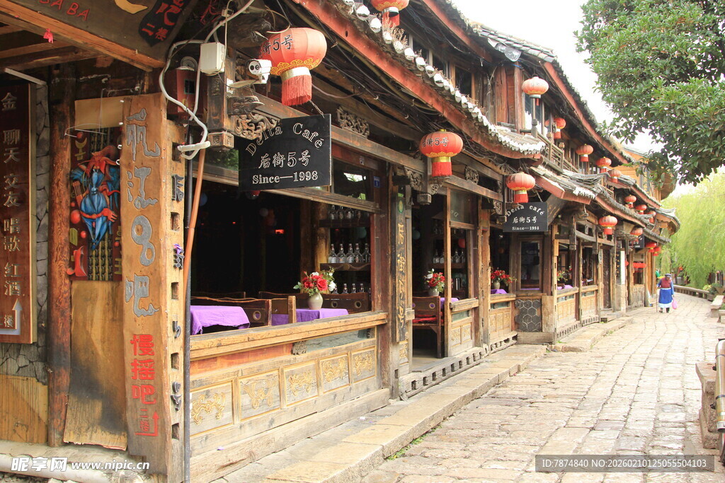 古街传统店铺 红灯笼点缀