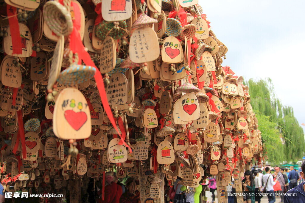 树上挂满爱心祈福牌