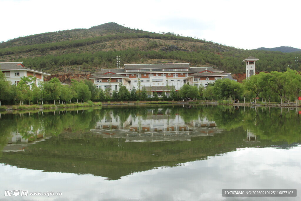 湖畔建筑与青山倒影美景