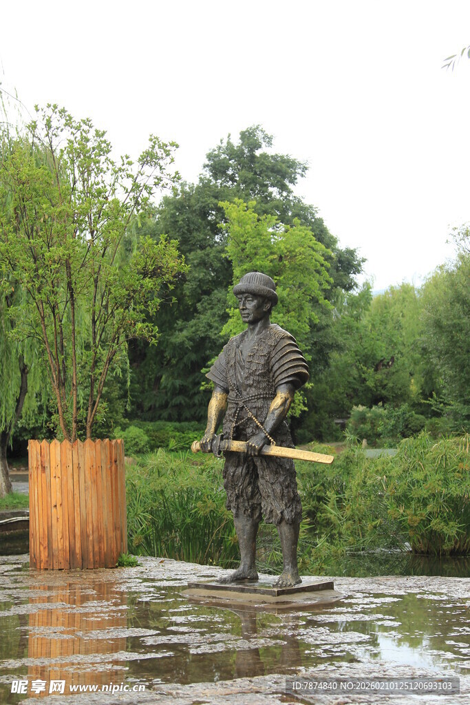 雨中持杖的人物雕塑