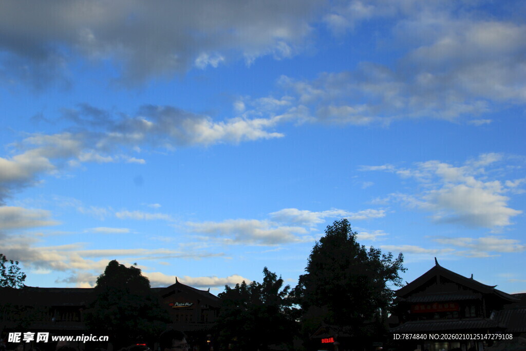 黄昏下的古建筑屋顶