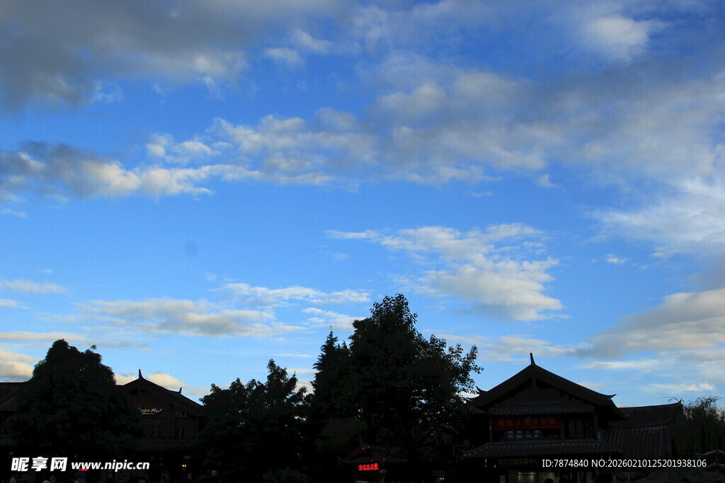 蓝天映衬下的中式建筑轮廓