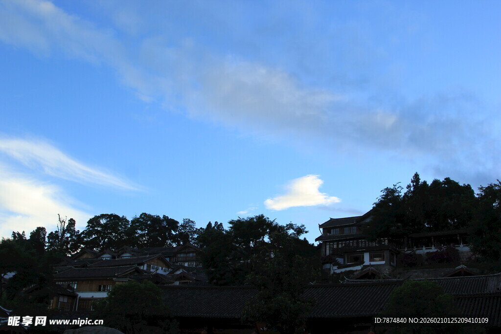 蓝天绿树间的宁静景致
