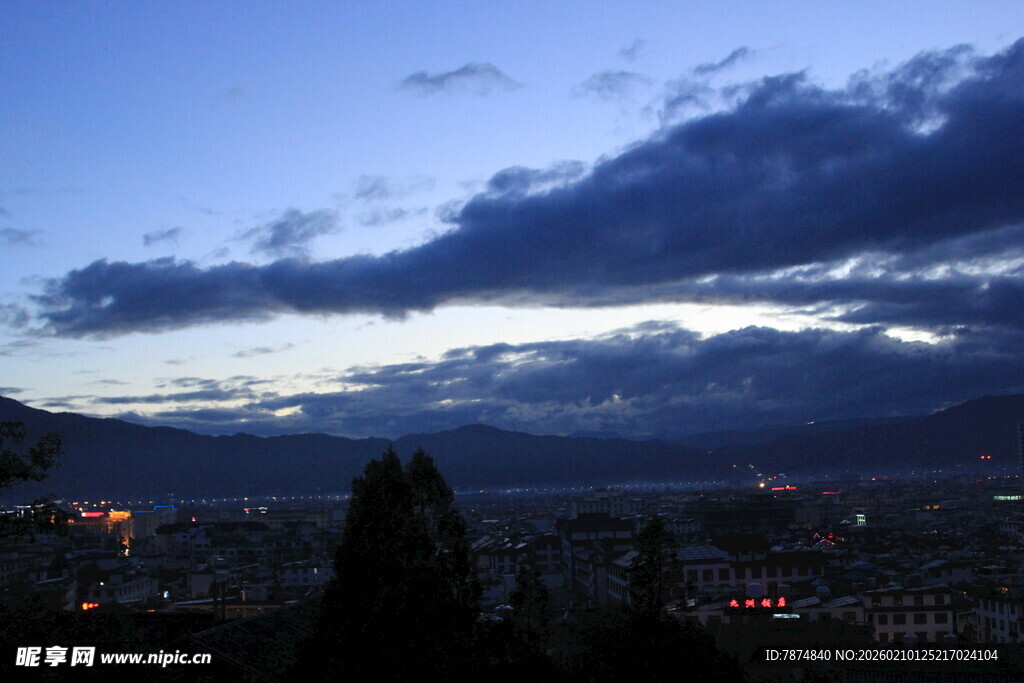夜幕下的城市与远山景色