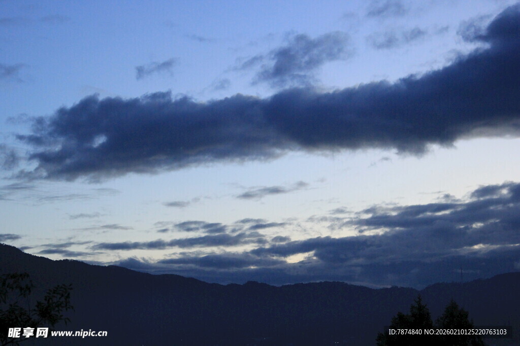黄昏时分的山峦与云层