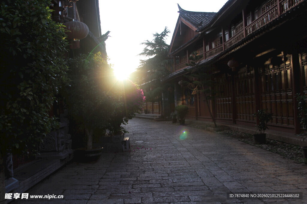 古巷晨光 静谧中式建筑街景