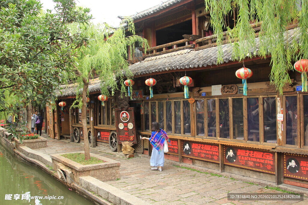 江南水乡古宅前的行人