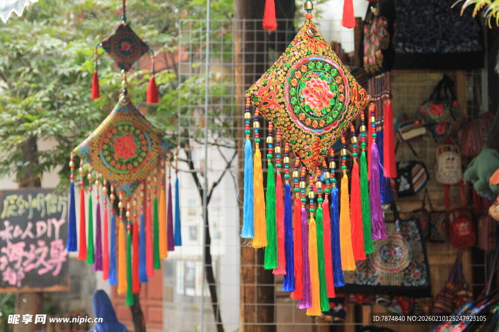色彩斑斓的传统挂饰