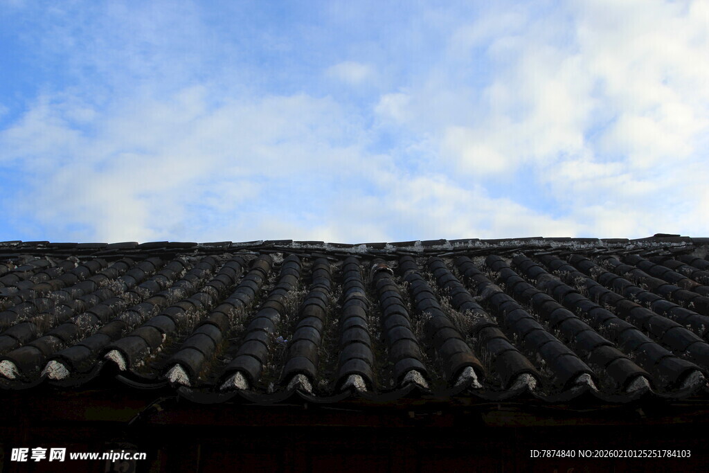 中式屋顶与蓝天白云