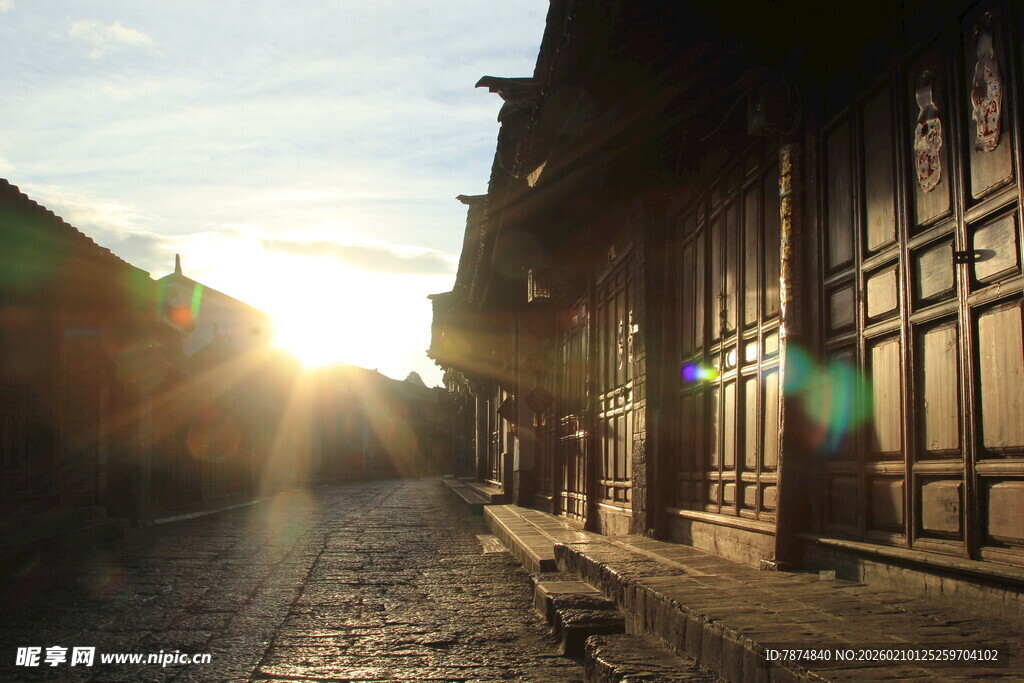 夕阳下的古老街道