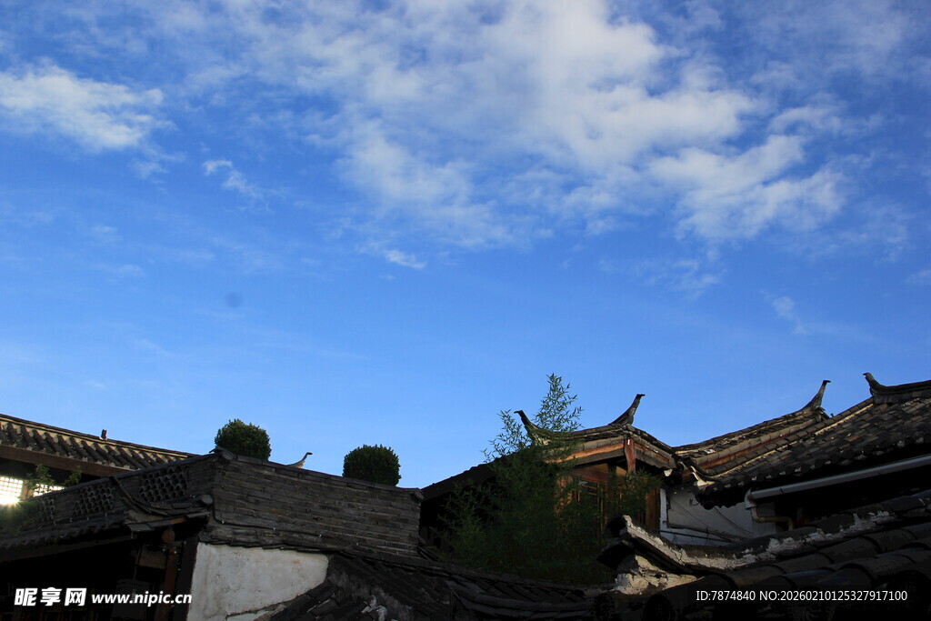 古村落屋顶与蓝天白云
