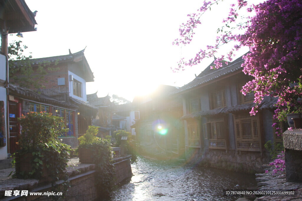 古巷晨光中的静谧美景