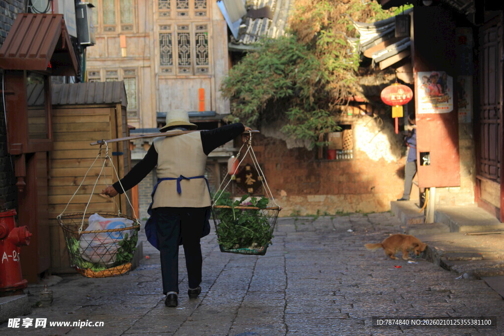 街头背篮行走的背影