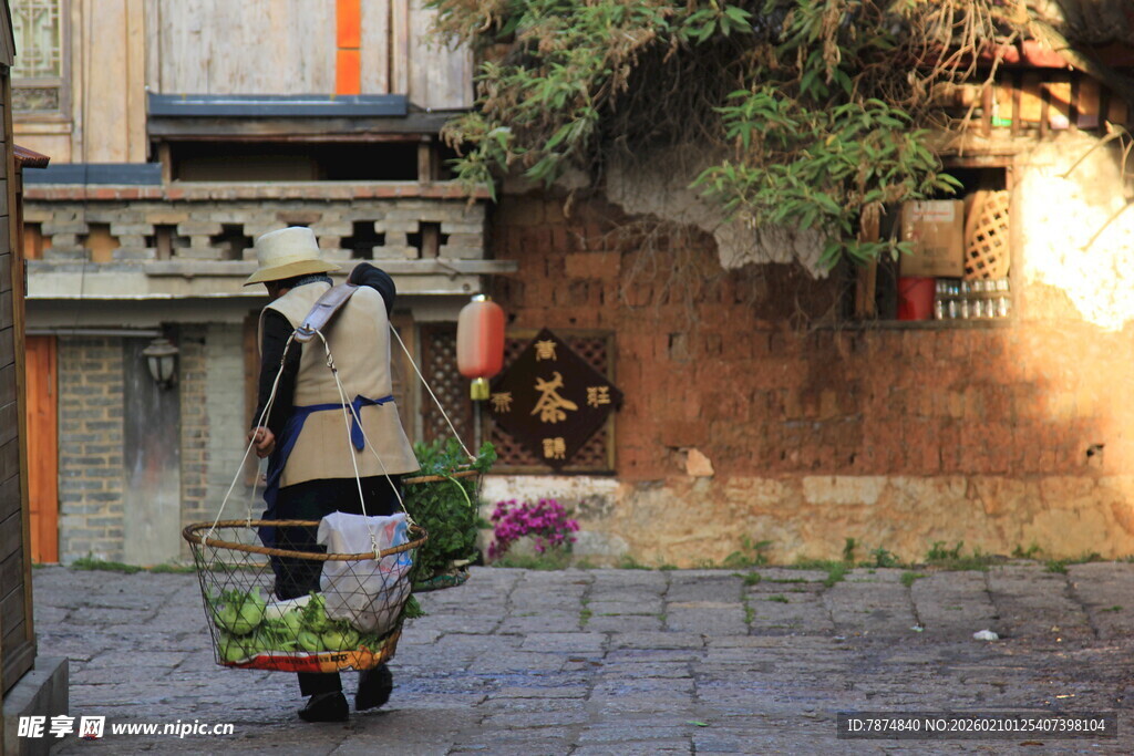 街头卖花人 传递浪漫气息