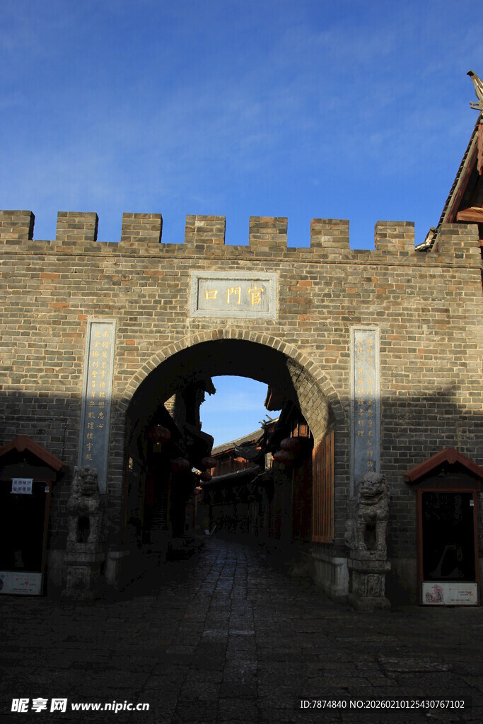 古老城门下的静谧街道