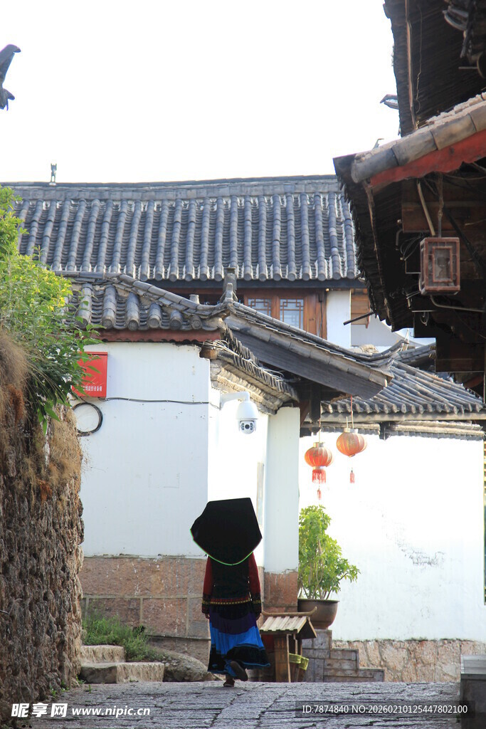 古巷撑伞人 静谧中式风情