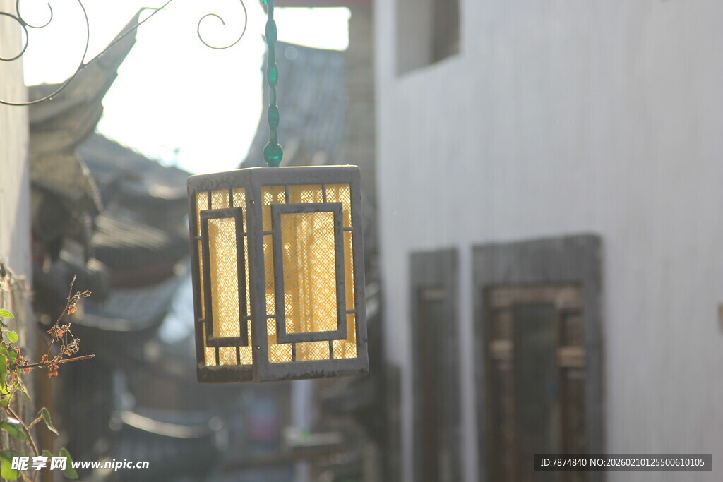 古巷中式灯笼散发温暖光