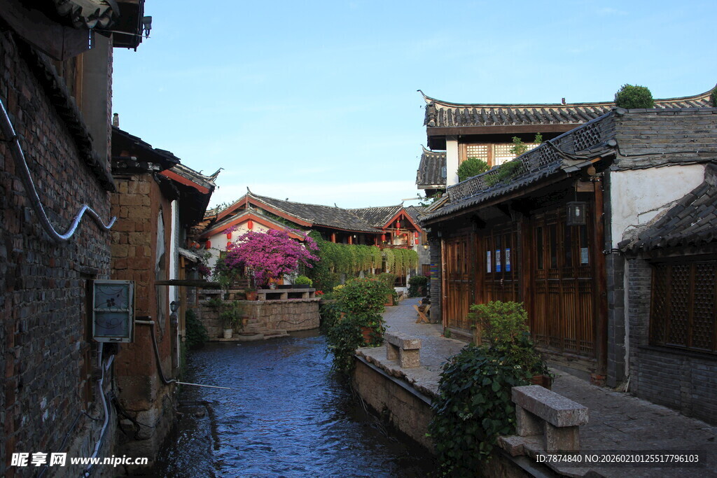 古巷流水旁的传统民居