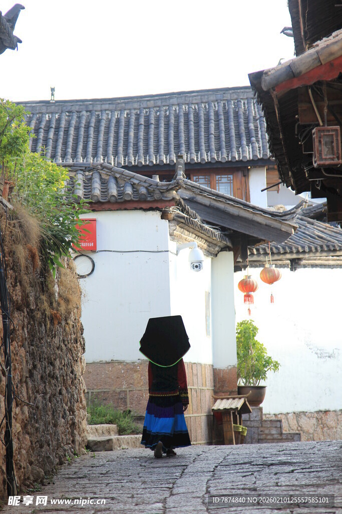 古巷中的少数民族背影