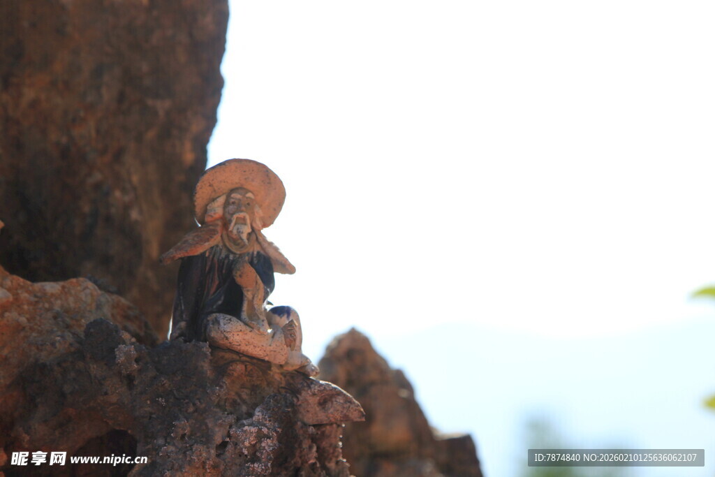 岩石上的精致小雕像