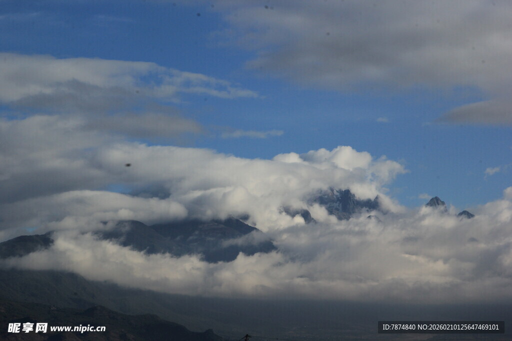 蓝天白云下的山峦美景