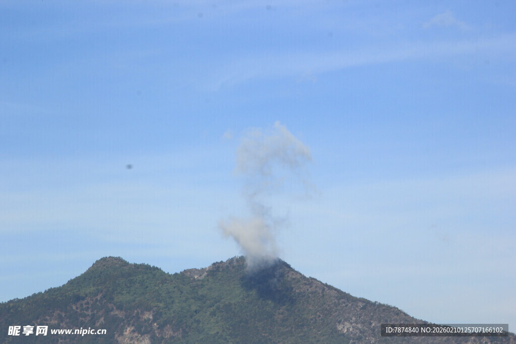 火山喷烟景象