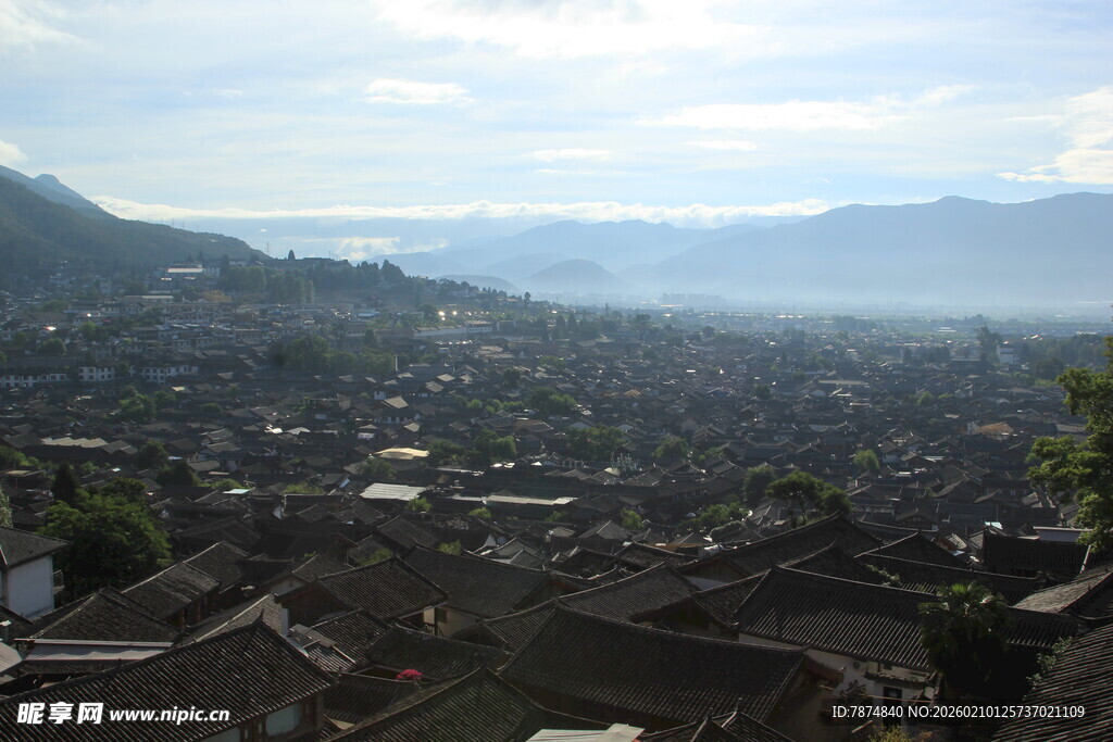 俯瞰山间村落美景