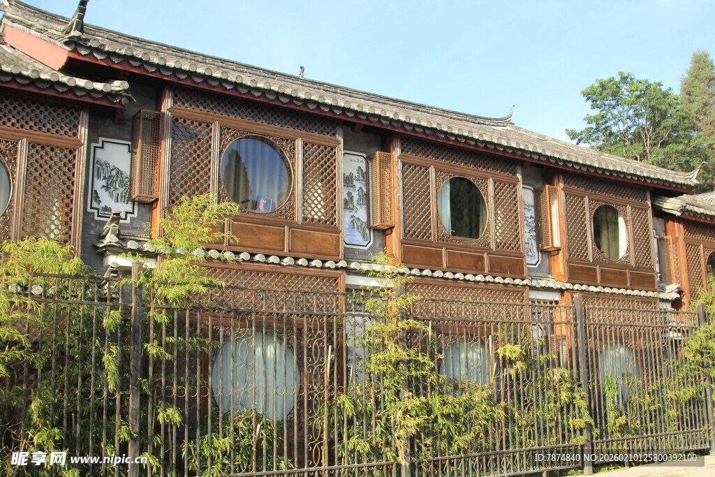 中式古建木屋 绿植环绕