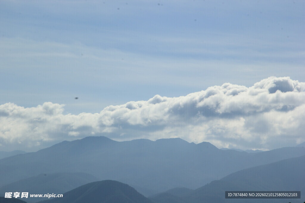 山峦云海间的壮美风光