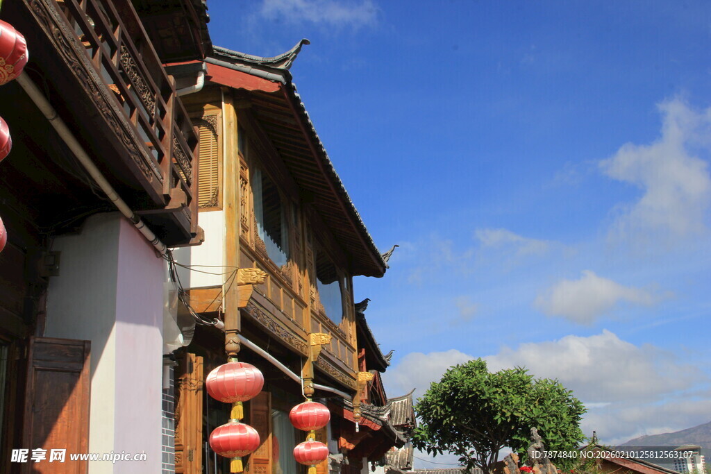 古街中式建筑挂红灯笼