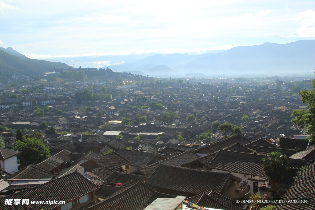 俯瞰古朴村落美景