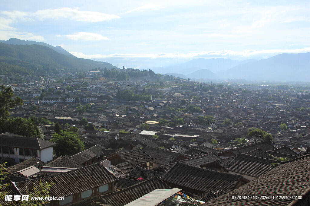 俯瞰山间古朴村落风光
