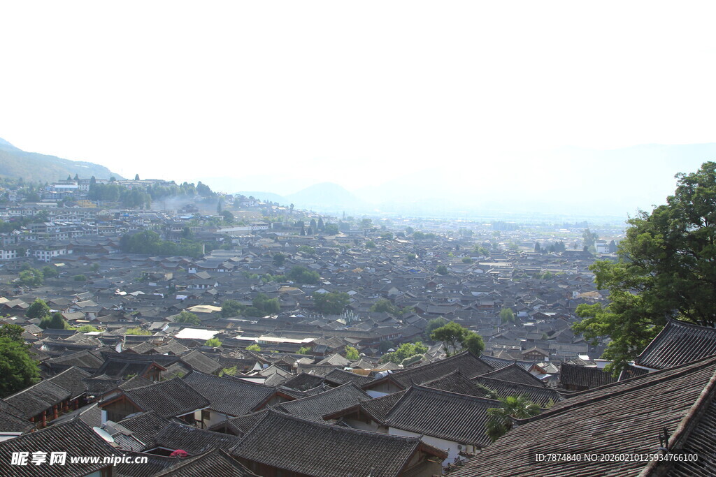 俯瞰古朴村落景观