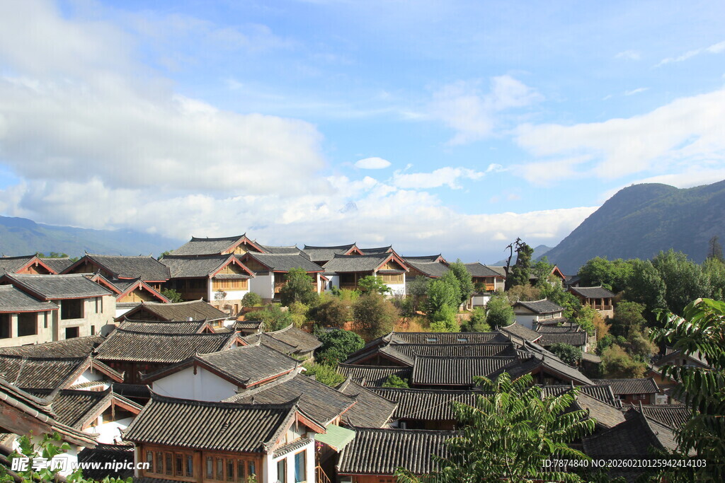 古朴村落 蓝天白云下的景致