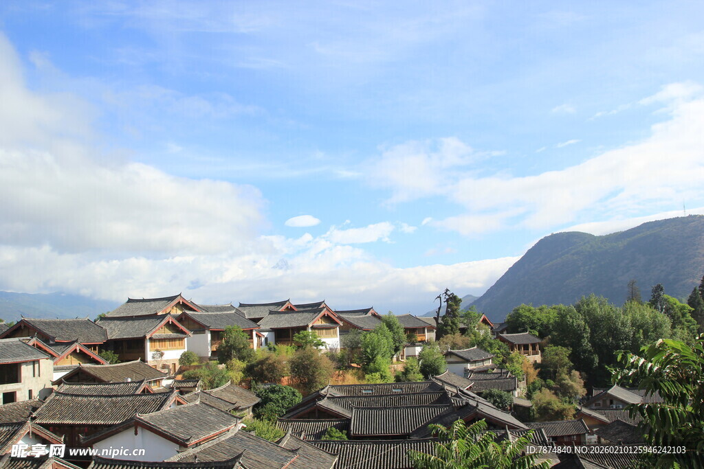 山村美景 错落民居伴青山