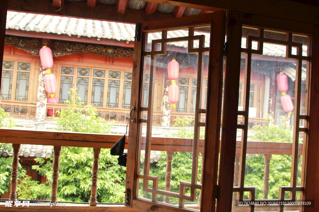 中式楼阁窗外绿意景致