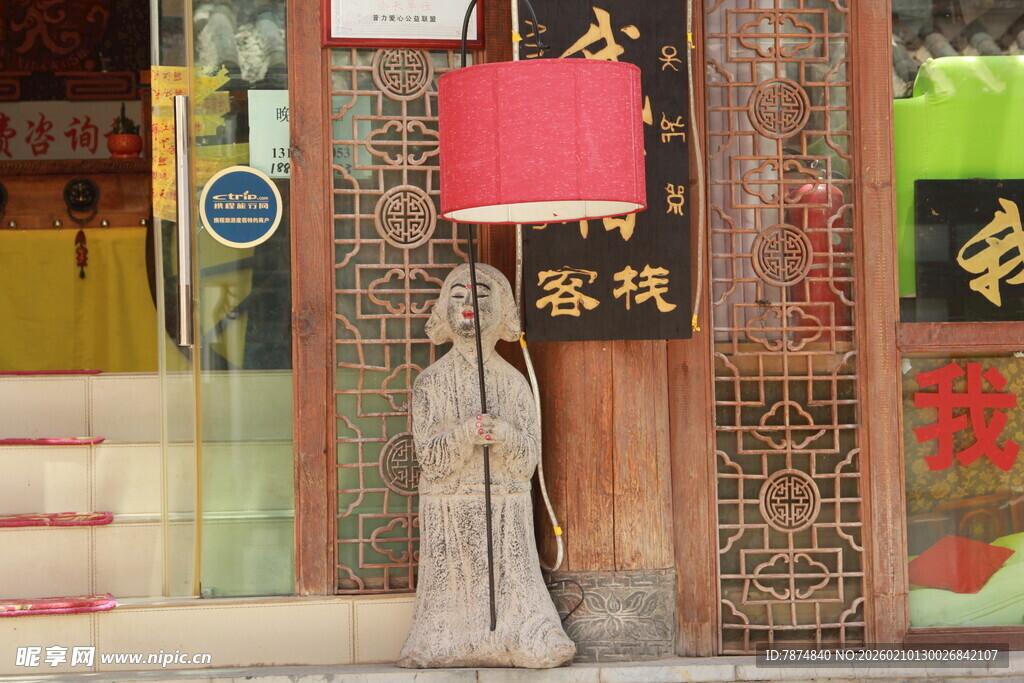 古雅店铺前的中式雕塑
