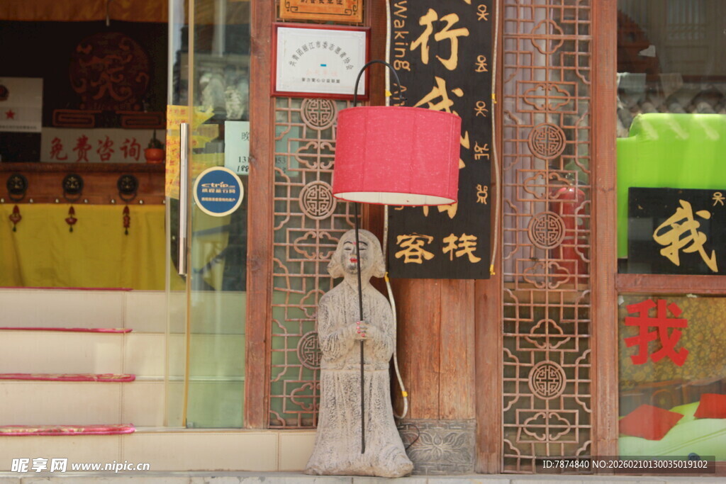 传统店铺前的古朴木雕摆件