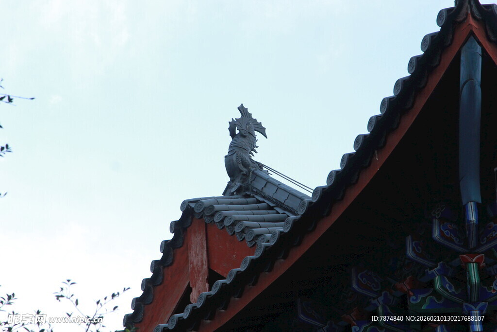 屋顶上的精美雕像