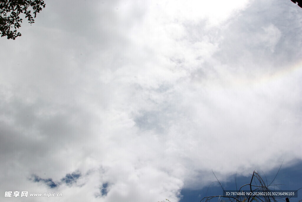 天空中绚丽的彩虹