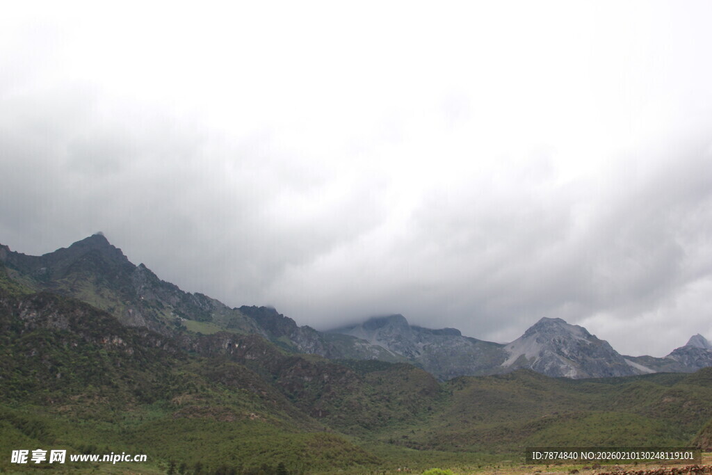 云雾缭绕的壮美山峦