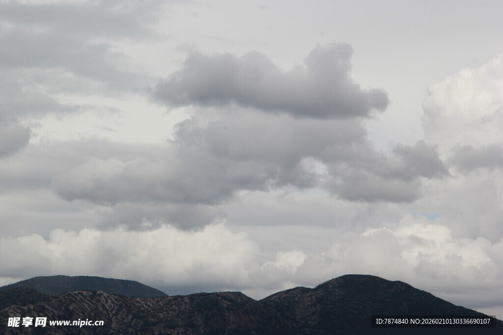 山峦之上的厚重云层