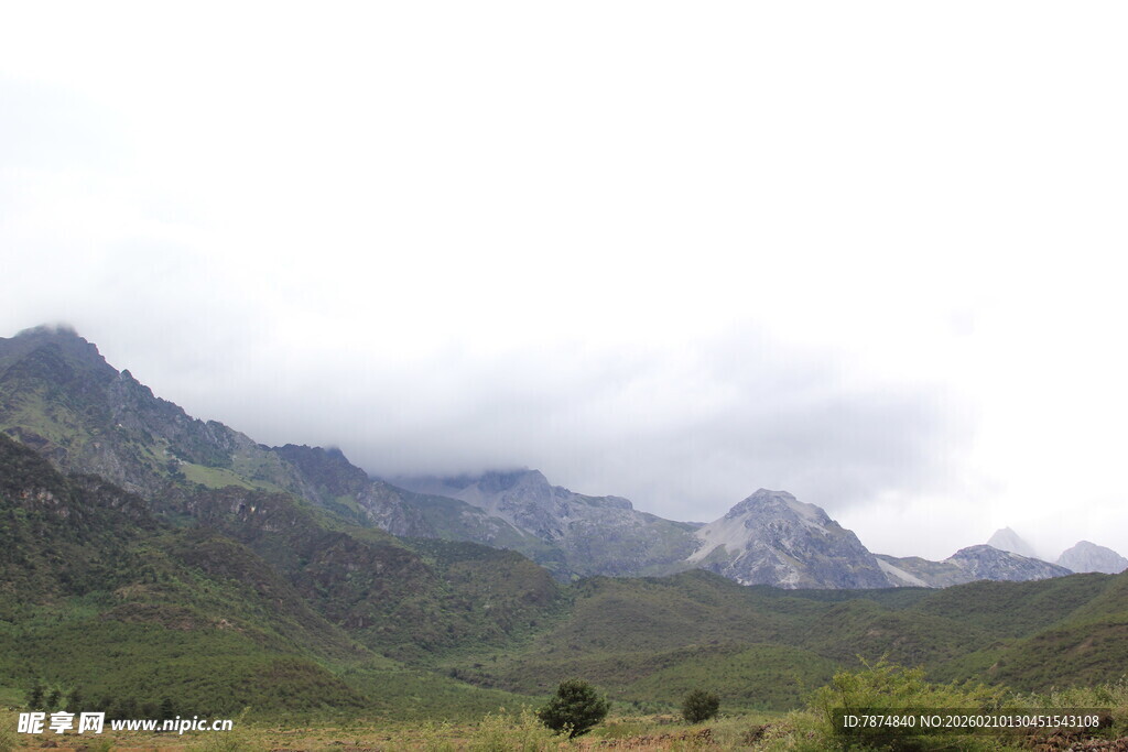 云雾缭绕的青翠山峦