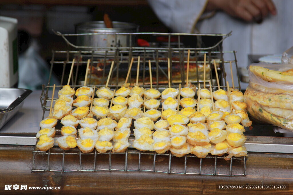 美味烤鹌鹑蛋串串待品尝