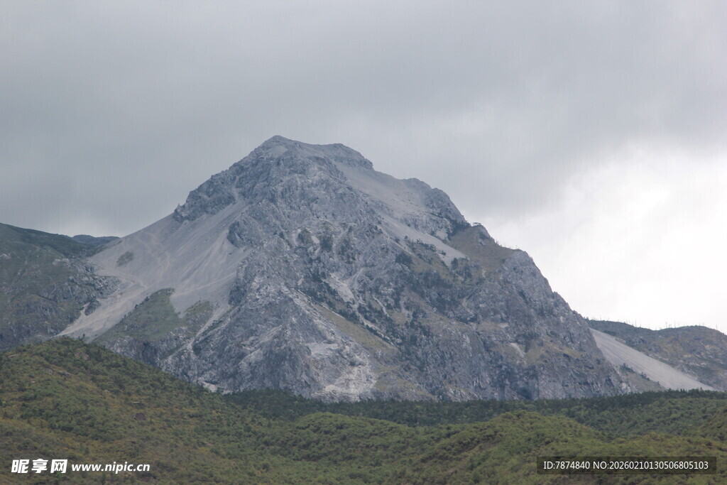 巍峨山峰云雾缭绕