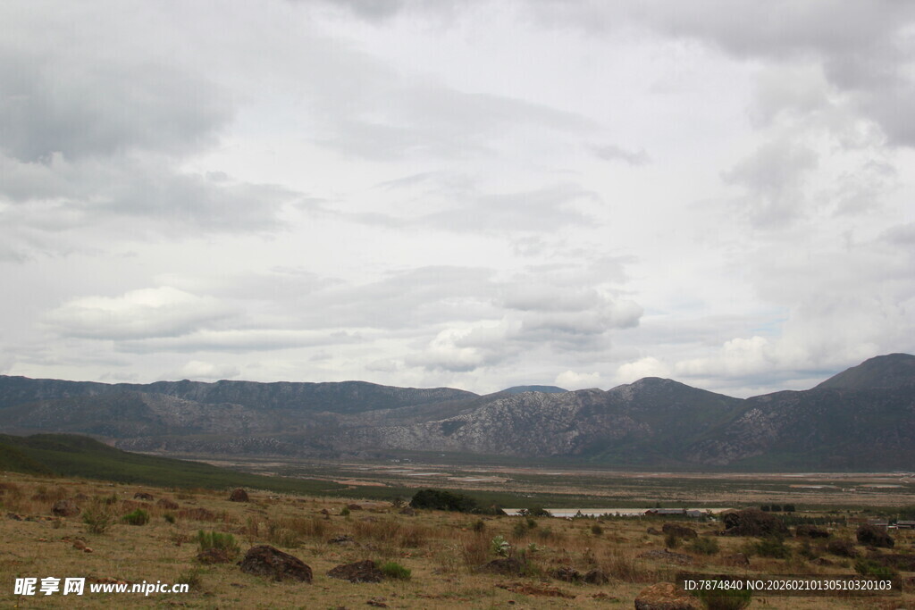 阴天旷野中的远山景色